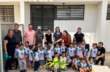 Foto - Plantio de IPÊs na EMEI “Professora Denise Ap. Puttinati Casari”