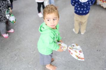 Foto - Entrega de ovos de Páscoa  EMEB Jumirim e Creche Denise.