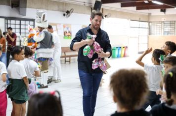 Foto - Entrega de ovos de Páscoa  EMEB Jumirim e Creche Denise.