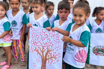 Foto - Plantio de IPÊs na EMEI “Professora Denise Ap. Puttinati Casari”