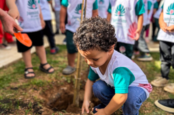 Foto - Plantio de IPÊs na EMEI “Professora Denise Ap. Puttinati Casari”