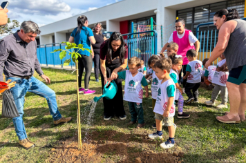 Foto - Plantio de IPÊs na EMEI “Professora Denise Ap. Puttinati Casari”