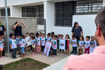 Foto - Plantio de IPÊs na EMEI “Professora Denise Ap. Puttinati Casari”
