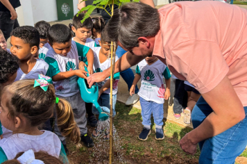 Foto - Plantio de IPÊs na EMEI “Professora Denise Ap. Puttinati Casari”