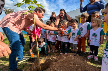 Foto - Plantio de IPÊs na EMEI “Professora Denise Ap. Puttinati Casari”