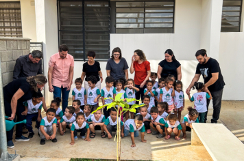 Foto - Plantio de IPÊs na EMEI “Professora Denise Ap. Puttinati Casari”