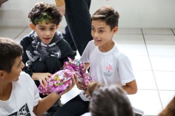 Foto - Entrega de ovos de Páscoa  EMEB Jumirim e Creche Denise.