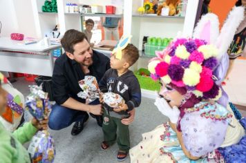 Foto - Entrega de ovos de Páscoa  EMEB Jumirim e Creche Denise.