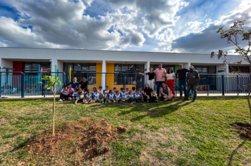 Foto - Plantio de IPÊs na EMEI “Professora Denise Ap. Puttinati Casari”