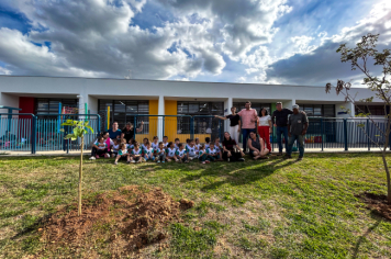 Foto - Plantio de IPÊs na EMEI “Professora Denise Ap. Puttinati Casari”