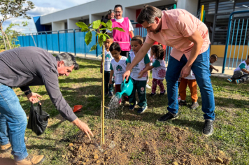 Foto - Plantio de IPÊs na EMEI “Professora Denise Ap. Puttinati Casari”