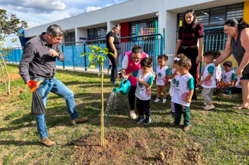 Foto - Plantio de IPÊs na EMEI “Professora Denise Ap. Puttinati Casari”