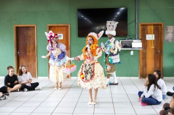 Foto - Entrega de ovos de Páscoa  EMEB Jumirim e Creche Denise.