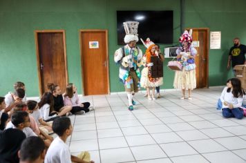 Foto - Entrega de ovos de Páscoa  EMEB Jumirim e Creche Denise.