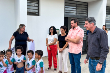 Foto - Plantio de IPÊs na EMEI “Professora Denise Ap. Puttinati Casari”
