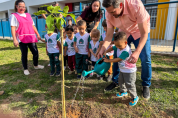 Foto - Plantio de IPÊs na EMEI “Professora Denise Ap. Puttinati Casari”