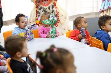 Foto - Entrega de ovos de Páscoa  EMEB Jumirim e Creche Denise.