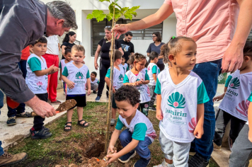 Foto - Plantio de IPÊs na EMEI “Professora Denise Ap. Puttinati Casari”
