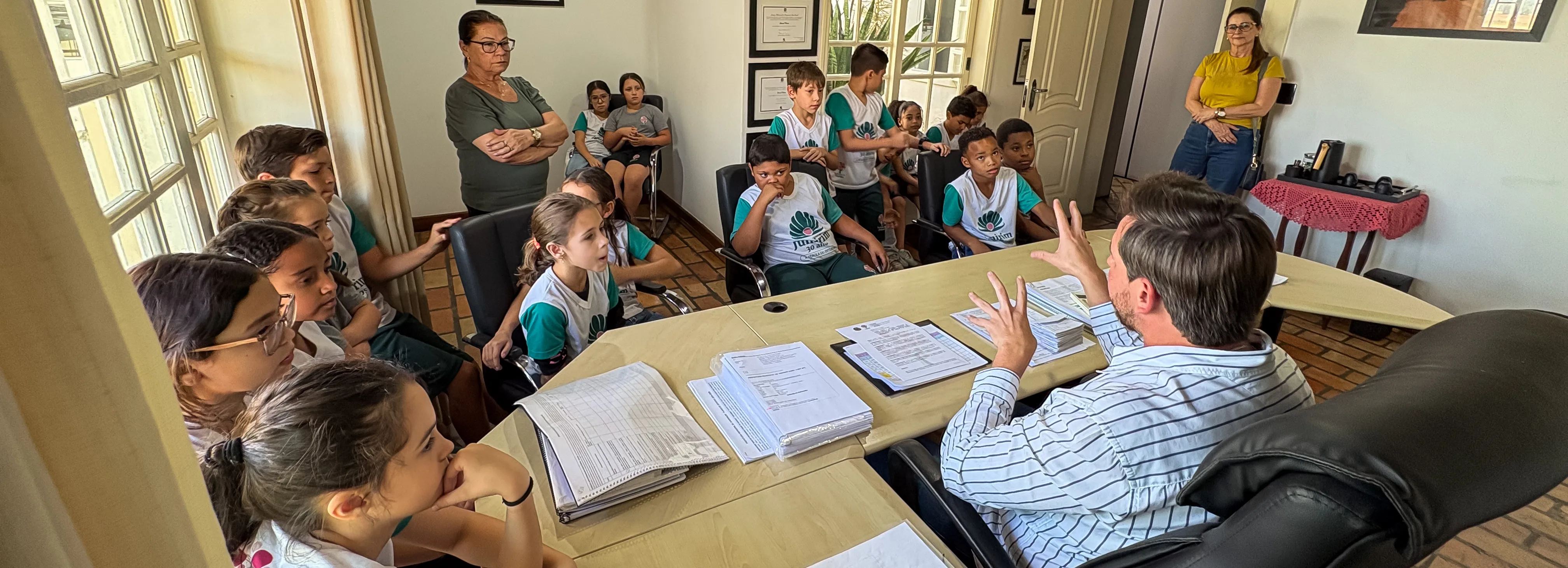 Alunos do 3º Ano visitam a Prefeitura para entregar cartas ao prefeito e prestigiam exposição folclórica