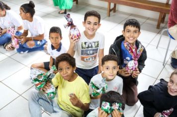 Foto - Entrega de ovos de Páscoa  EMEB Jumirim e Creche Denise.