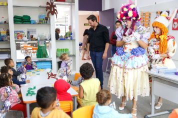 Foto - Entrega de ovos de Páscoa  EMEB Jumirim e Creche Denise.