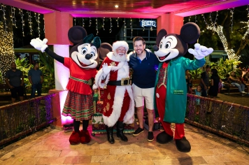 Foto relacionada - Chegada do Papai Noel em Jumirim encanta famílias na Praça Nossa Senhora Aparecida
