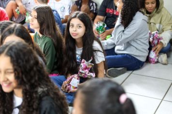 Foto - Entrega de ovos de Páscoa  EMEB Jumirim e Creche Denise.