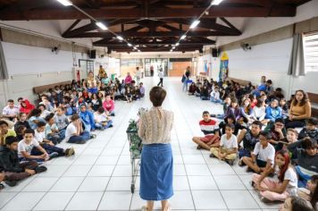 Foto - Entrega de ovos de Páscoa  EMEB Jumirim e Creche Denise.