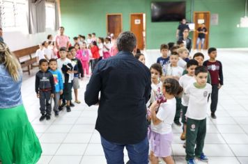 Foto - Entrega de ovos de Páscoa  EMEB Jumirim e Creche Denise.