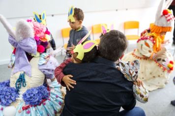 Foto - Entrega de ovos de Páscoa  EMEB Jumirim e Creche Denise.