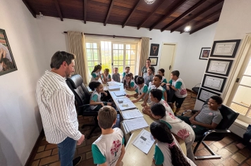 Foto relacionada - Alunos do 3º Ano visitam a Prefeitura para entregar cartas ao prefeito e prestigiam exposição folclórica