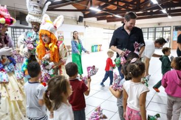 Foto - Entrega de ovos de Páscoa  EMEB Jumirim e Creche Denise.