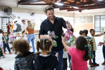 Foto - Entrega de ovos de Páscoa  EMEB Jumirim e Creche Denise.