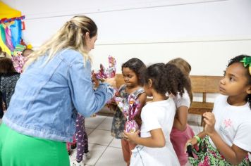 Foto - Entrega de ovos de Páscoa  EMEB Jumirim e Creche Denise.