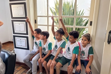 Foto relacionada - Alunos do 3º Ano visitam a Prefeitura para entregar cartas ao prefeito e prestigiam exposição folclórica