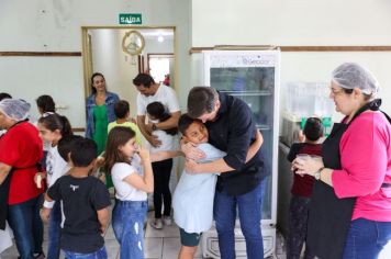 Foto - Entrega de ovos de Páscoa  EMEB Jumirim e Creche Denise.