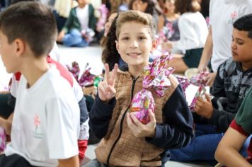 Foto - Entrega de ovos de Páscoa  EMEB Jumirim e Creche Denise.