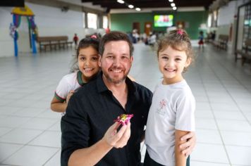 Foto - Entrega de ovos de Páscoa  EMEB Jumirim e Creche Denise.