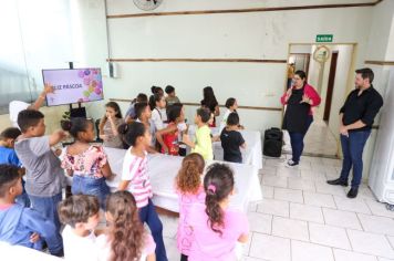 Foto - Entrega de ovos de Páscoa  EMEB Jumirim e Creche Denise.