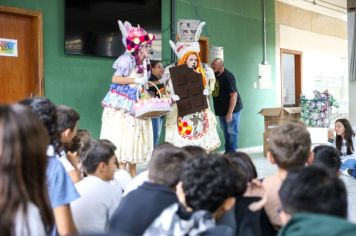 Foto - Entrega de ovos de Páscoa  EMEB Jumirim e Creche Denise.