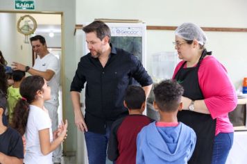 Foto - Entrega de ovos de Páscoa  EMEB Jumirim e Creche Denise.