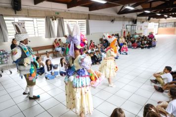 Foto - Entrega de ovos de Páscoa  EMEB Jumirim e Creche Denise.