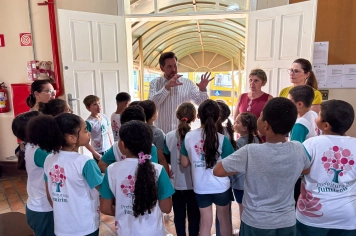 Foto relacionada - Alunos do 3º Ano visitam a Prefeitura para entregar cartas ao prefeito e prestigiam exposição folclórica