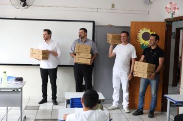 Foto - Entrega de Kits Escolares