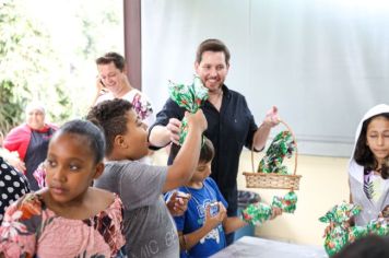 Foto - Entrega de ovos de Páscoa  EMEB Jumirim e Creche Denise.