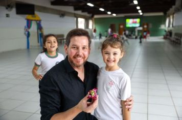 Foto - Entrega de ovos de Páscoa  EMEB Jumirim e Creche Denise.