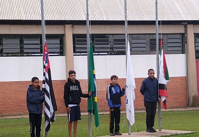 ALUNOS DE JUMIRIM FAZEM HOMENAGENS À PÁTRIA